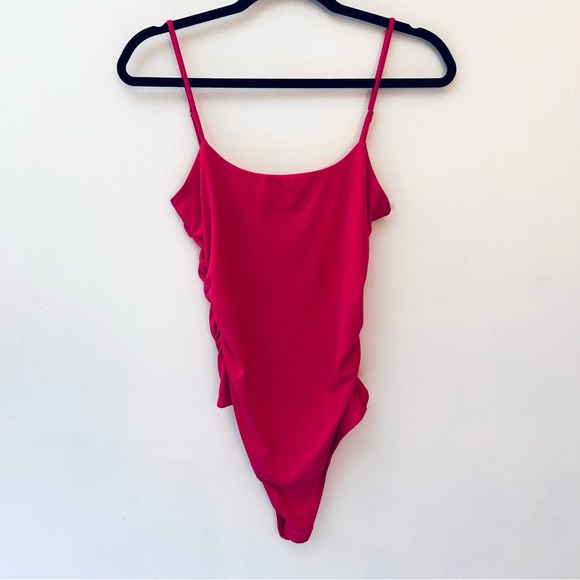 Le Lis ribbed spaghetti strap thong fuschia bodysuit size Medium - Picture 1 of 8